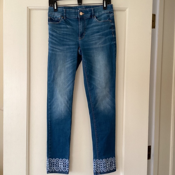 White House Black Market (WHBM) Embroidered Hem The Skinny Crop Jeans Boho - Picture 2 of 14